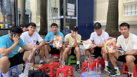 Các tuyển thủ ĐT Việt Nam thích thú với đặc san World Cup 2022